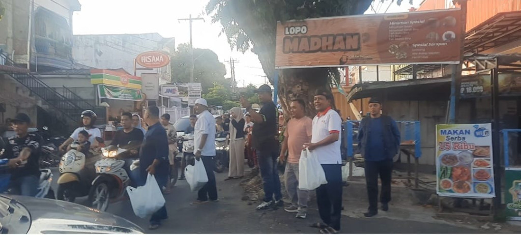 Wartawan 'Lopo' Madan Tak Cuma Nulis Berita, Juga Bagi-bagi Takjil di Ramadan!