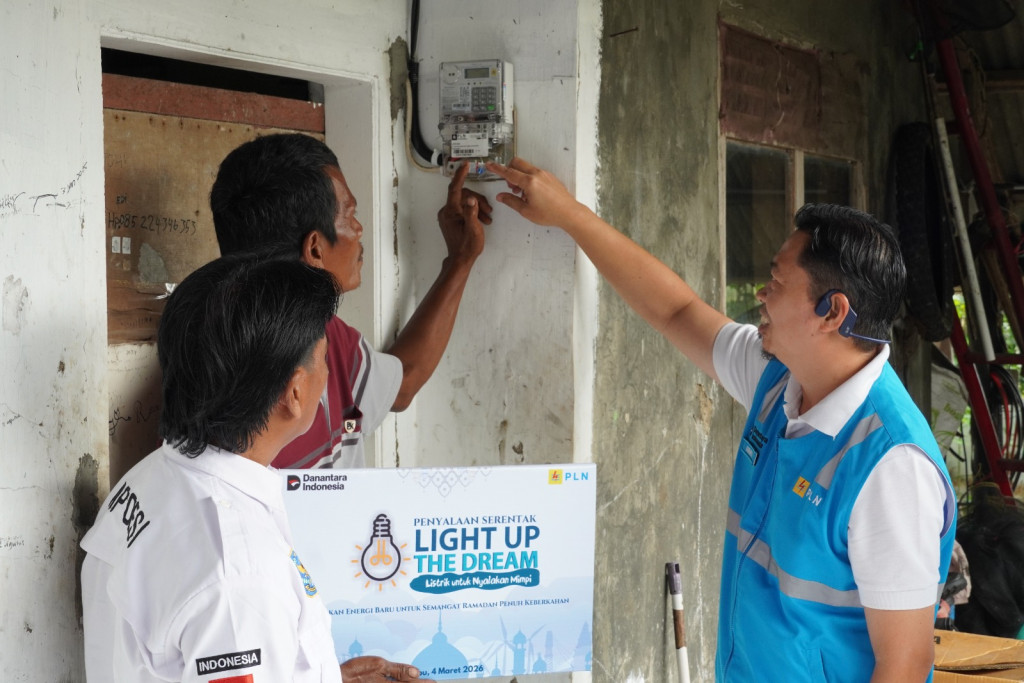 Wujud Kepedulian dan Berbagi di Bulan Ramadan, PLN Sumedang Hadirkan Listrik Gratis Bagi Masyarakat Kurang Mampu