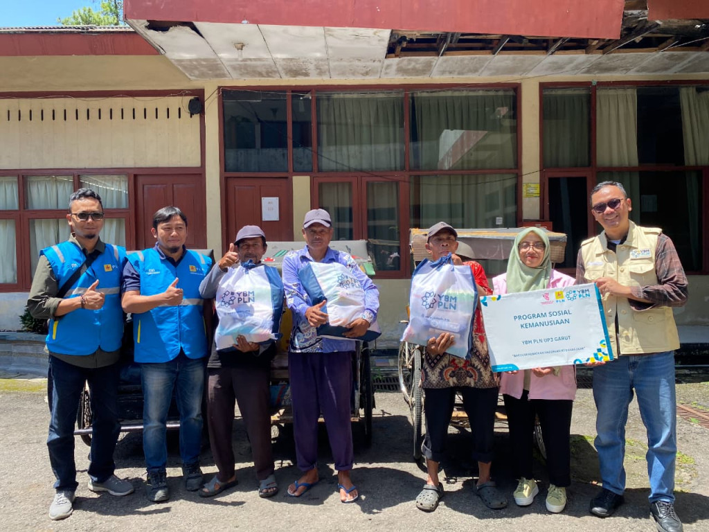 YBM PLN Garut Hadirkan Kebaikan Ramadan untuk Tukang Becak melalui Bingkisan