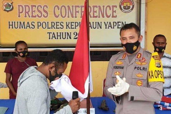 Menyerah, 5 Anggota KKB Cium Bendera Merah-Putih