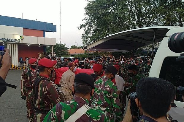 Tiba di Bandara Soetta, Panglima TNI Sambut Jenazah Kepala BIN Papua