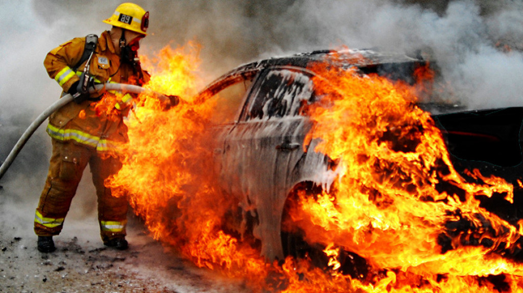 Diduga Korsleting, Mobil MPV Hangus Terbakar di Depan Gudang Tembakau Jember
