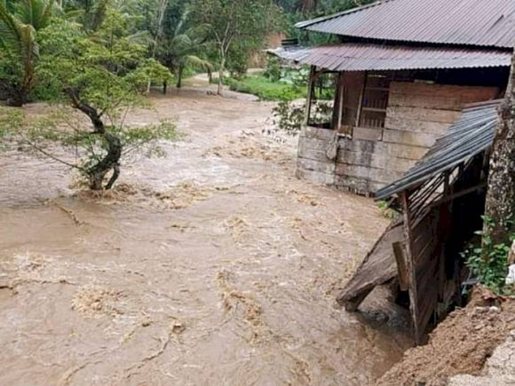 Ibu dan Kelima Anak Disapu Banjir Bandang Sungai Aek Tapus