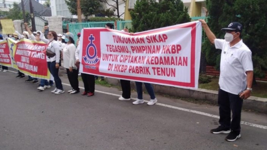 Jemaat HKBP Pabrik Tenun Demo di Kantor Distrik X Medan-Aceh, Minta Pdt Rumondang Diganti