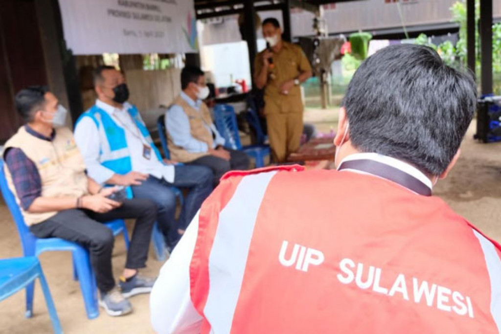 PLN Salurkan 1.650 Kg Bibit Bawang Merah ke Petani di Barru Sulsel