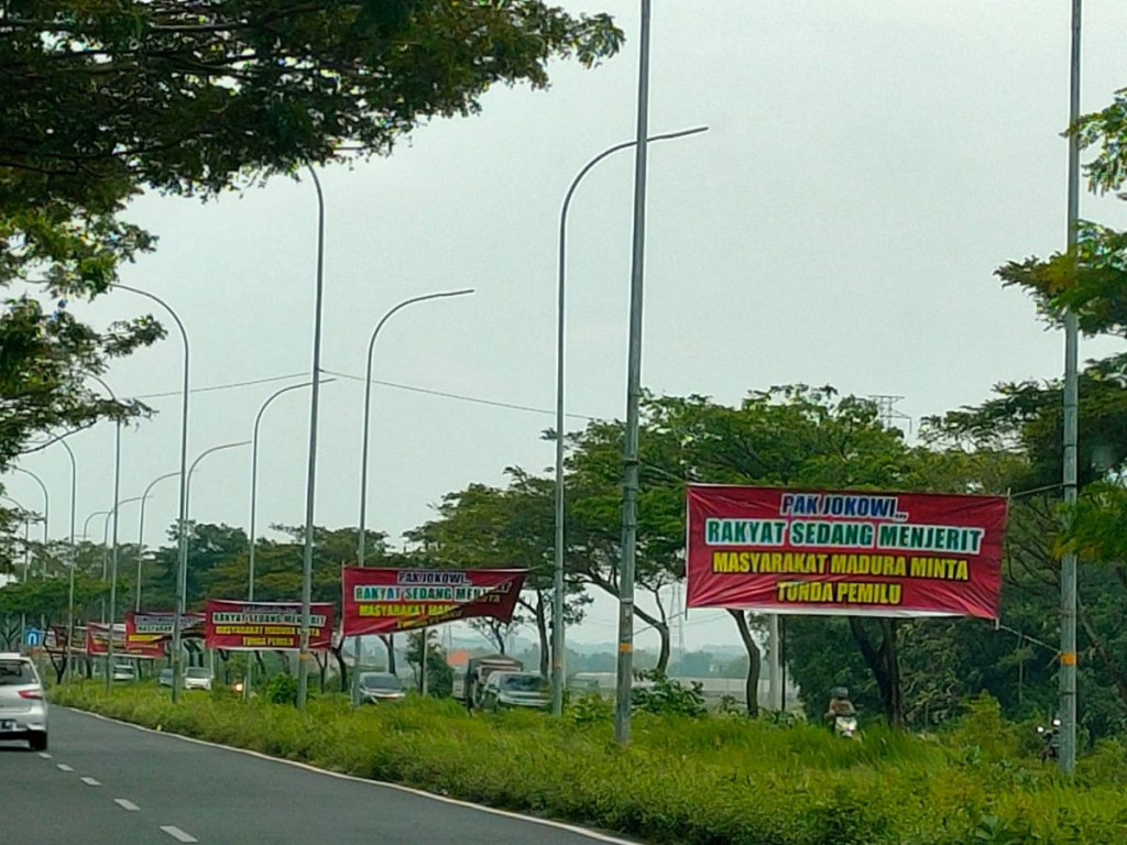 Viral Ratusan Spanduk 'Masyarakat Madura Minta Tunda Pemilu' di Suramadu