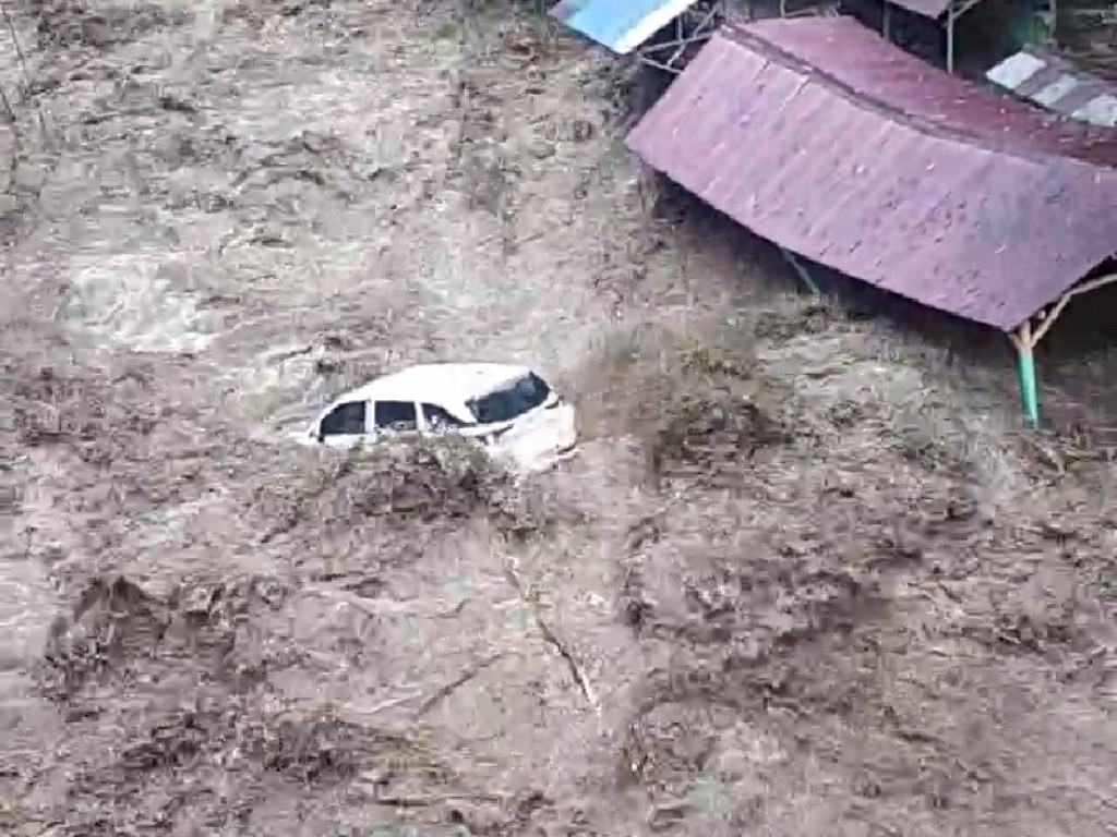 Banjir Bandang Terjang Sungai Sembahe, Satu Unit Mobil Hanyut Terseret
