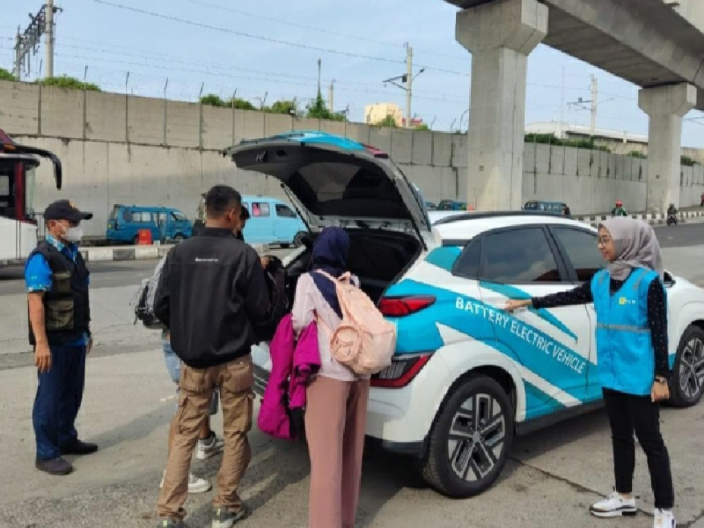 Siti Nuriyah Sebagai Pelanggan Terpilih Rasakan Mudik dengan Mobil Listrik