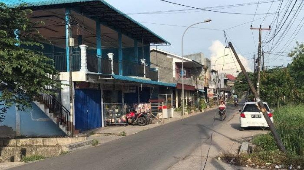 Tiang Listrik PLN di Sei Langkai Batam Nyaris Tumbang, Ancam Pengguna Jalan