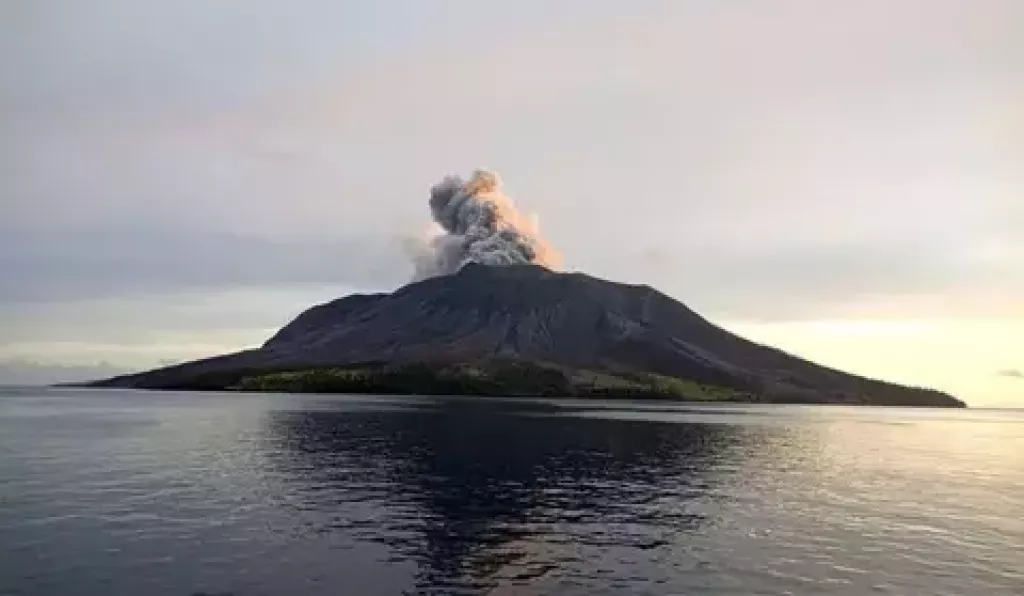 Aktivitas Erupsi Gunung Ruang Mulai Menurun di Pulau Ruang, Sulawesi Utara