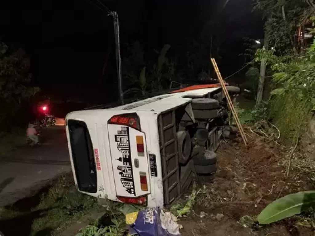 Bus Terguling di Bantul, 8 Orang Dilarikan ke Rumah Sakit