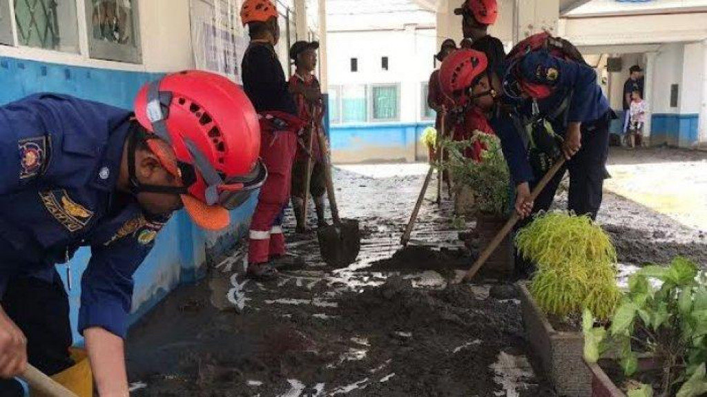 DAMKAR Palu Turun Bantu Penanganan Banjir Bandang di Kabupaten Sigi