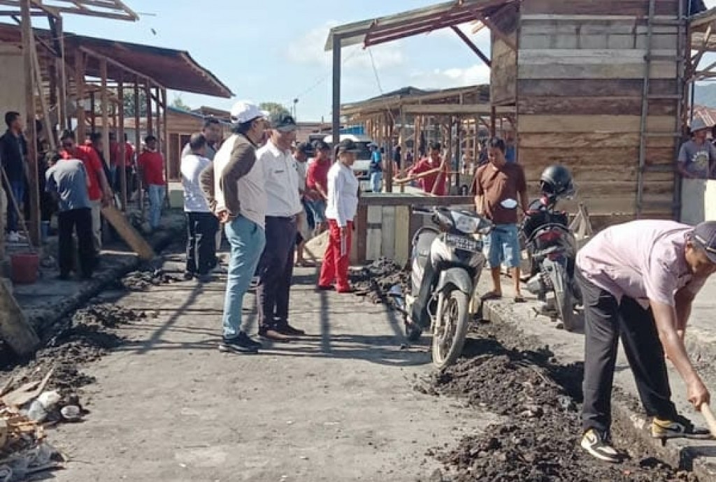 Dana Relokasi dan Pembangunan Tidak Ada, Pedagang Pasar di Tarutung Bangun Kios Secara Swadaya