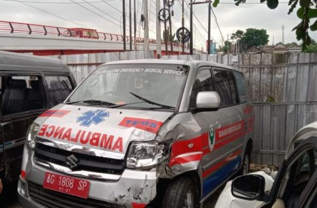 Mobil Ambulans Terguling saat Angkut Pegawai Kesehatan di Tulungagung