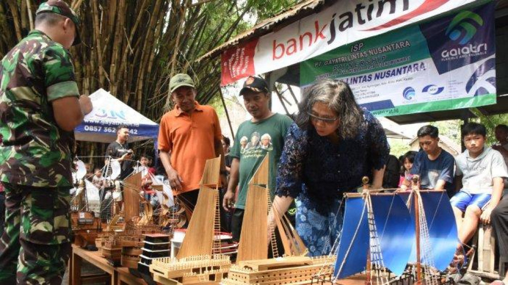 Penjabat Wali Kota Kediri Apresiasi Kreativitas Warga dalam Perlombaan Perahu