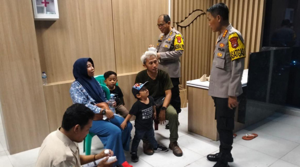 Personil Polda Banten Evakuasi Pemilir Sesak Nafas di Dermaga VII
