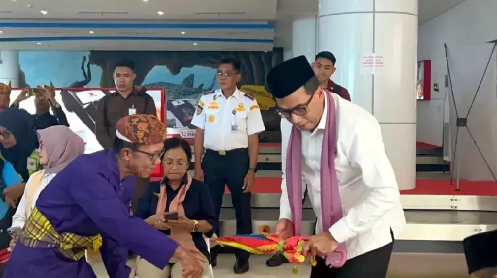 PJ Gubernur Gorontalo Sambut Menhub Secara Adat Di Bandara  Djalaluddin