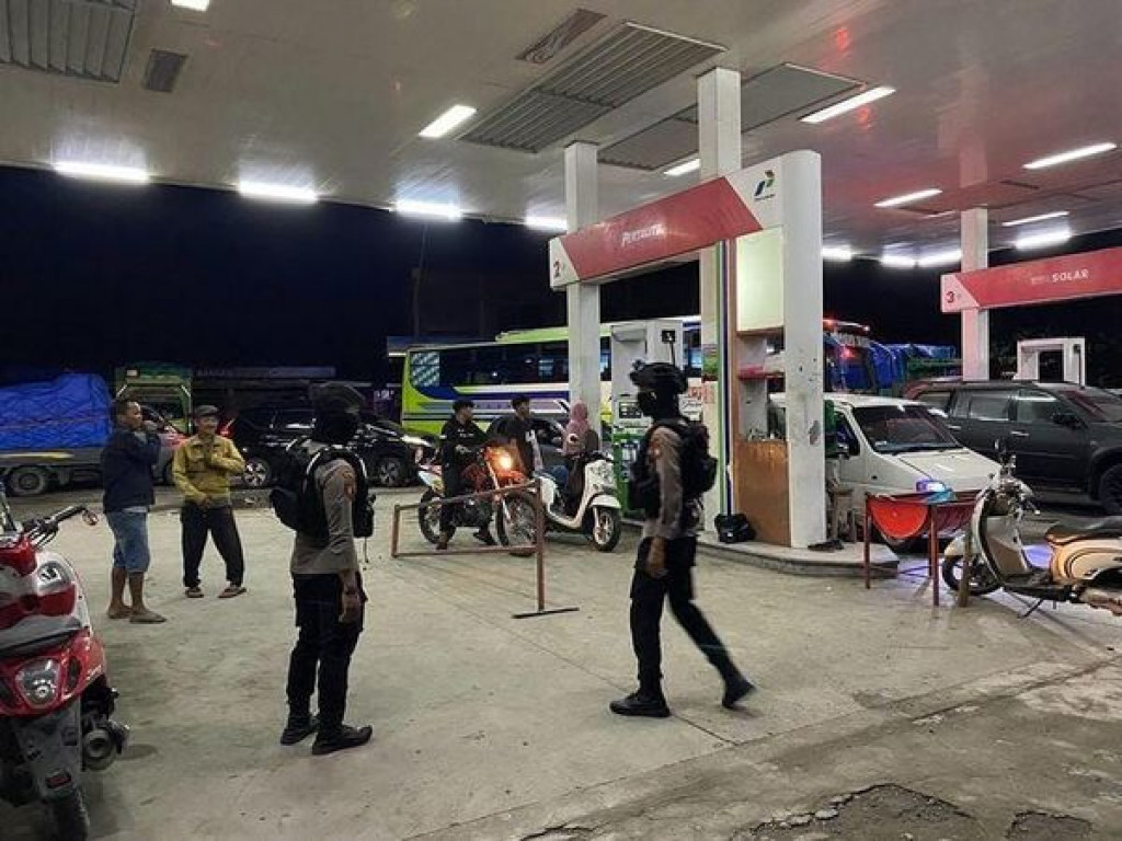 Polres Majene Sulbar Patroli SPBU Antisipasi Kelangkaan BBM Arus Balik