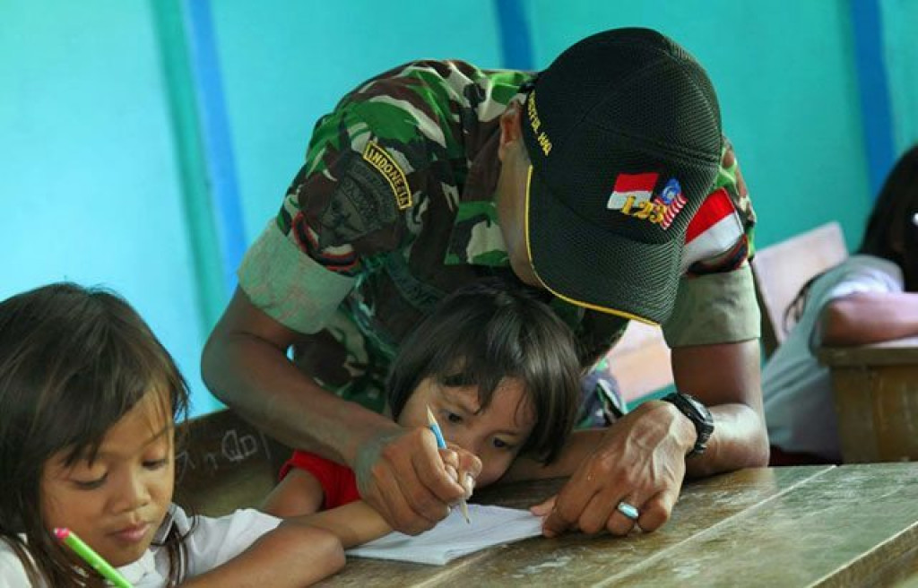 Prajurit TNI di Kaltim: Mengamankan dan Mencerdaskan Anak Bangsa di Pedalaman
