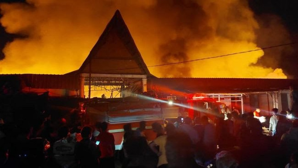Ratusan Kios di Pasar Tarutung Ludes Terbakar