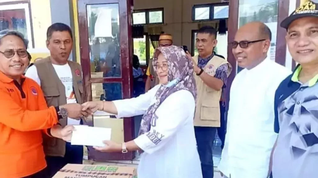Sekda Gorontalo Utara Terima Bantuan untuk Korban Banjir Tolinggula