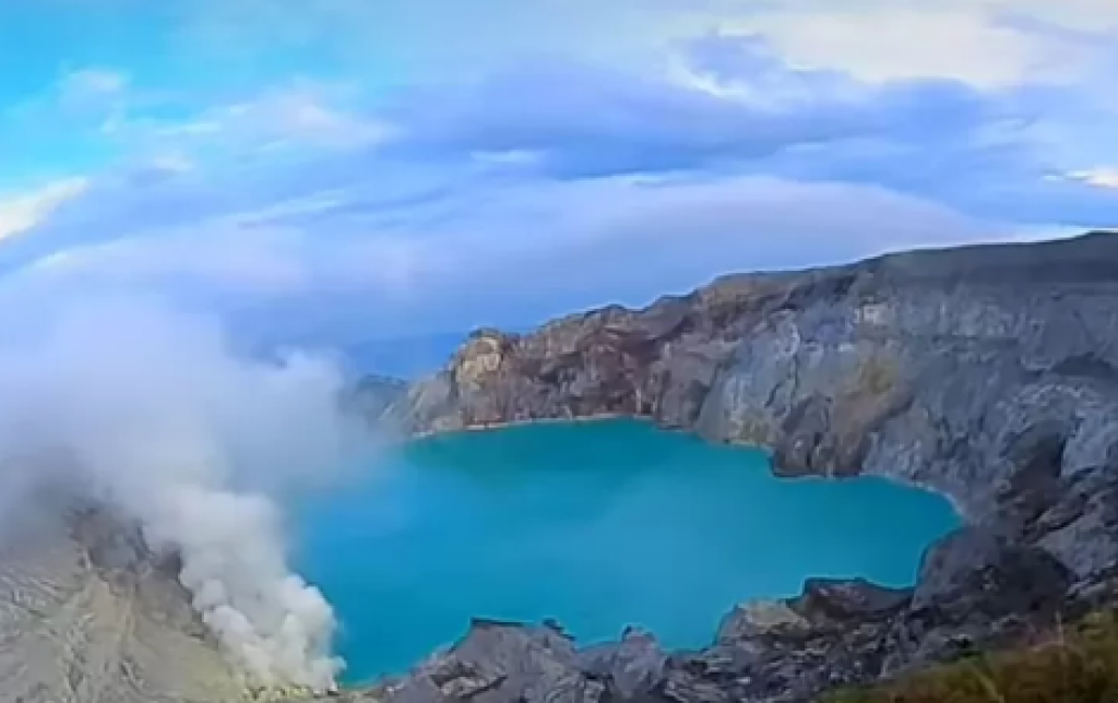 Tersangkut Rok Sendiri, Wisatawan China Tewas Terjatuh Saat Berfoto Di ...