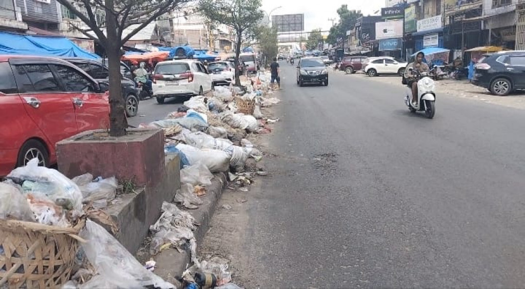 Trotoar Jalan Pajak Lama Bagan Batu Penuh Sampah, DLH Rokan Hilir Dinilai Abai