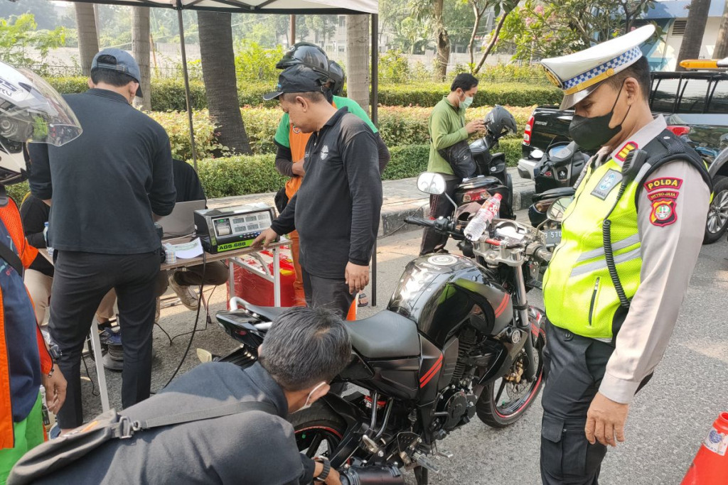 Uji Emisi Kendaraan Dinas di Jakarta Barat untuk Kurangi Polusi Udara
