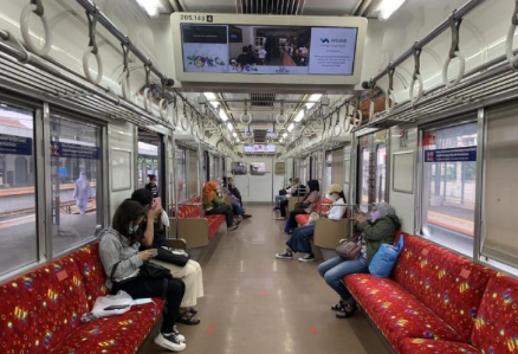 Viral Turis AS Takjub Lihat KRL Jakarta, Singgung Stasiun New York yang Jorok