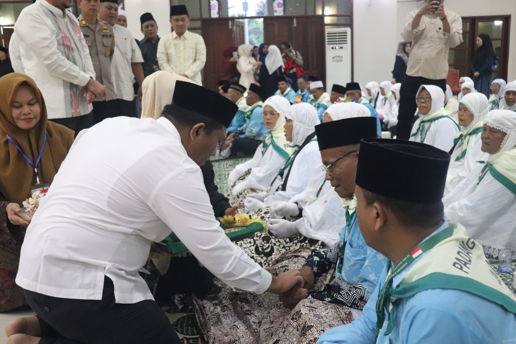 106 Calon Jamaah Haji Kabupaten Paluta Tahun 2026 Resmi Diberangkatkan Bupati