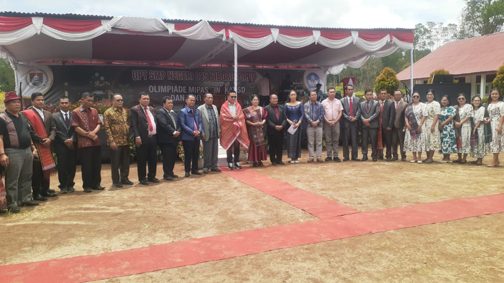 Bupati Humbahas Hadiri Pegelaran Olimpiade Mipas, Pensi “Harmoni Nalar Dan Seni Dalam Dekapan Alam” di UPT SMPN 025 Paranginan