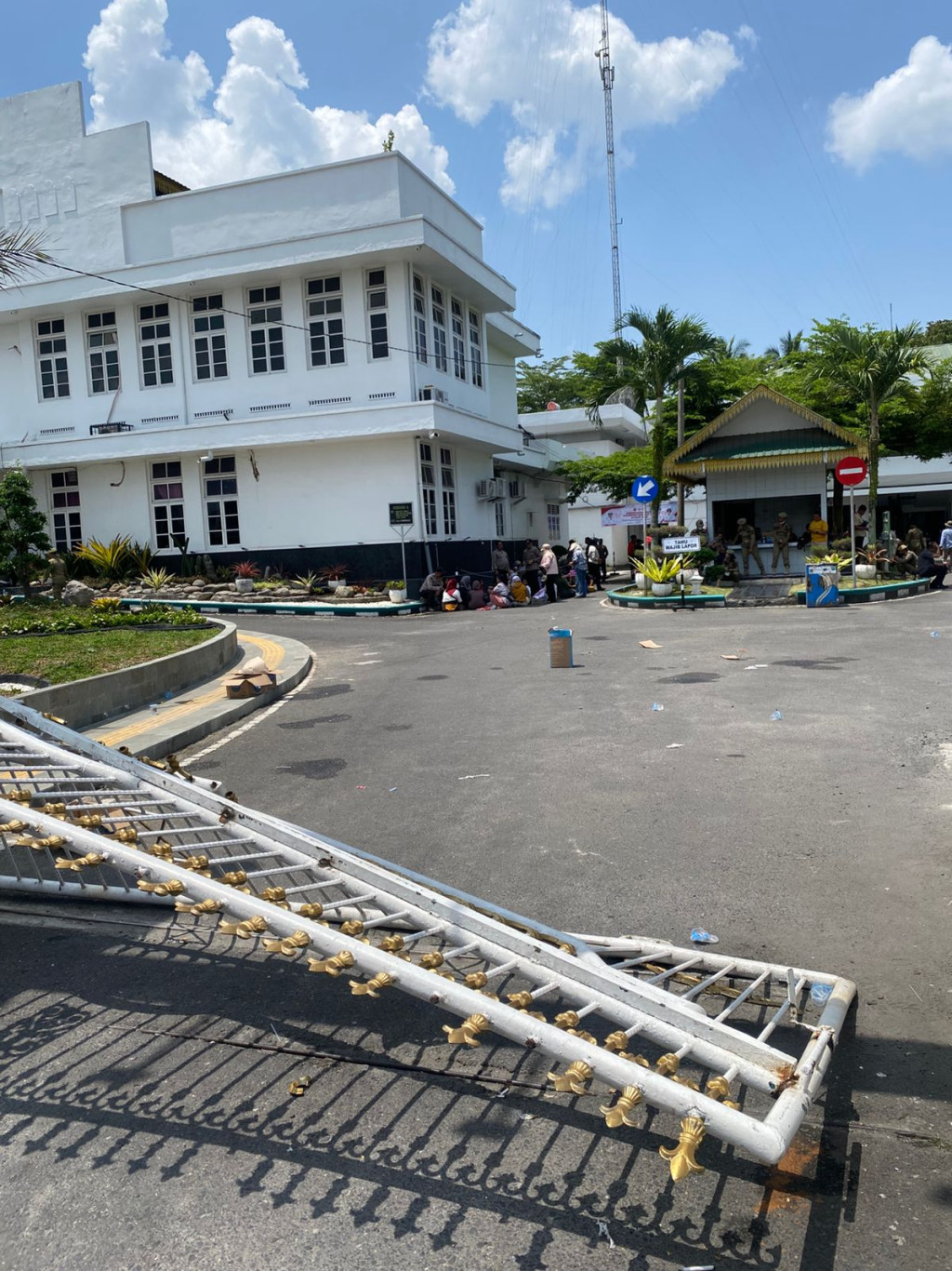 Aksi Massa Robohkan Gerbang Kantor Walikota Binjai