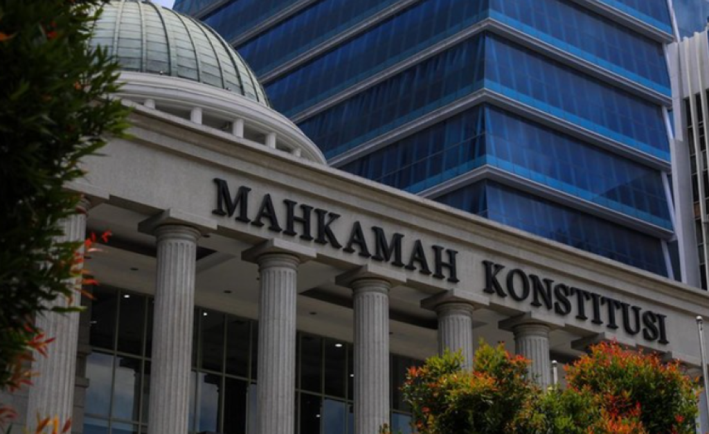 Ambigu dan Bertabrakan, Gugatan Nepotisme Capres-Cawapres Ditolak MK