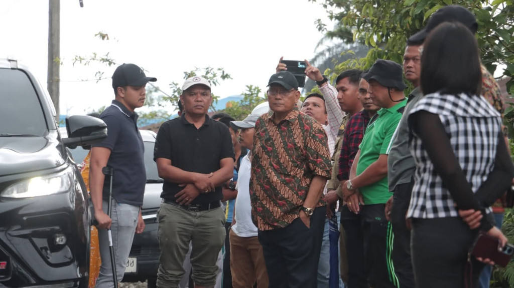 Atasi Keterbatasan Anggaran, Bupati Dairi Ajak Warga Gotong-royong Perbaiki Jalan