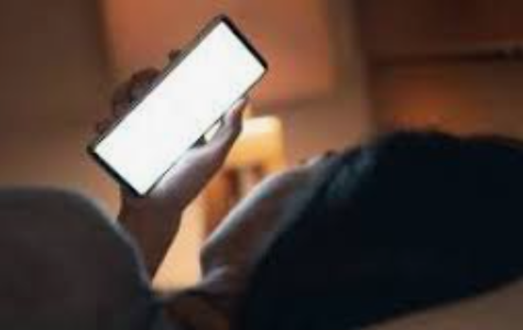 Bangun Tidur Langsung Cek Ponsel? Ini Makna Psikologis di Baliknya