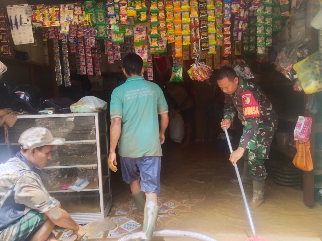 Banjir Landa Merangin dan Sarolangun, Korem 042/Gapu Bergerak Cepat Bantu Warga Terdampak