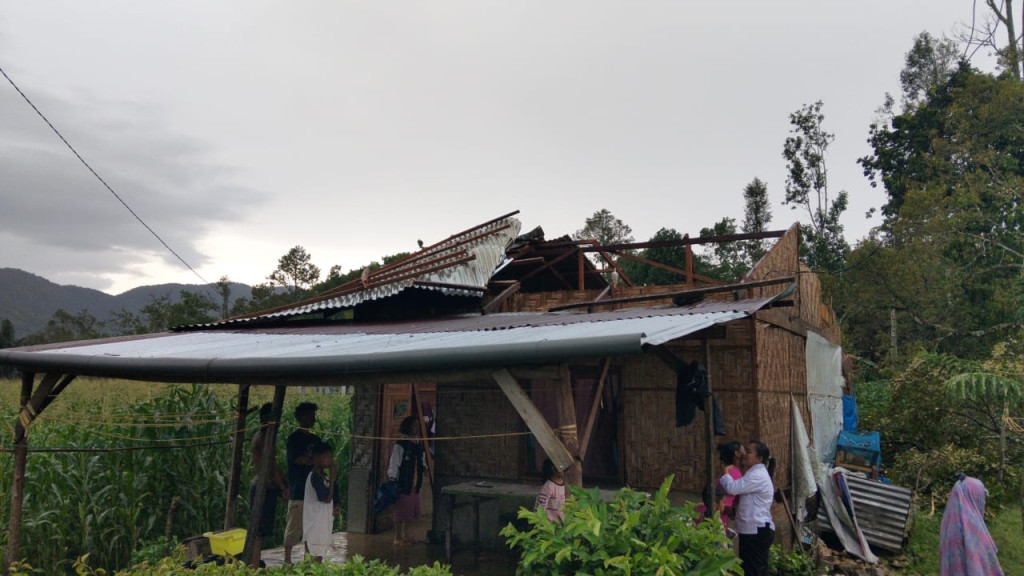 Belasan Rumah Rusak Diterjang Angin Puting Beliung di Lae Parira Dairi