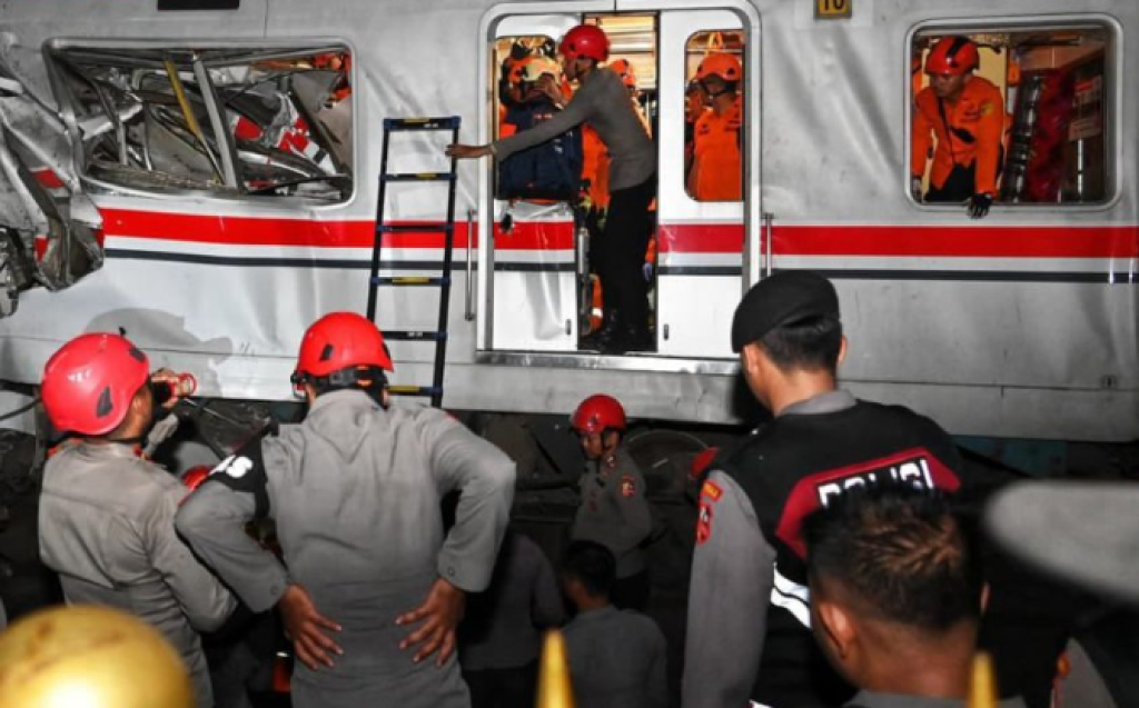 Bukan Satu Kejadian, KRL Seruduk Taksi Beda Kasus dengan Argo Bromo