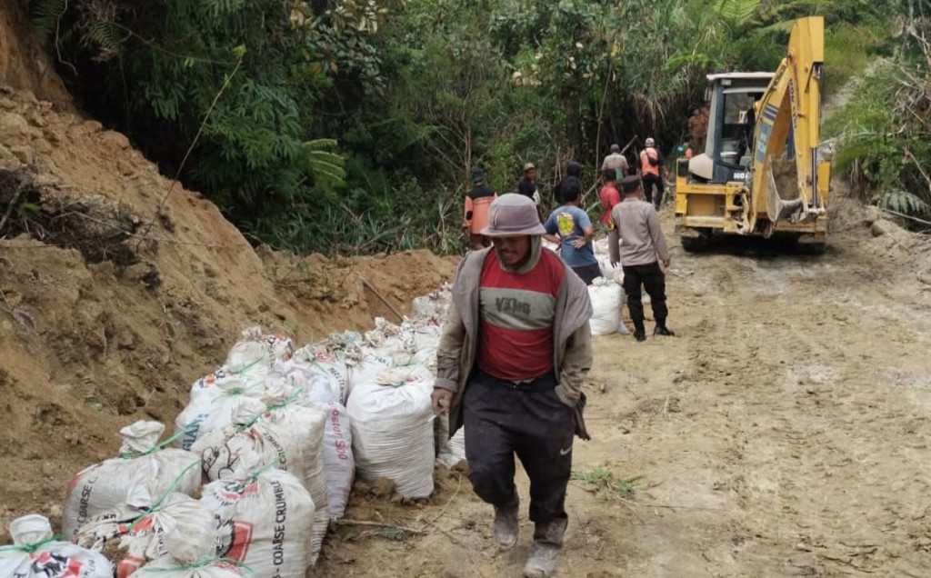 Bupati Dairi Instruksikan Jajaran Terkait Tangani Longsor Jalan Desa Parbuluan III
