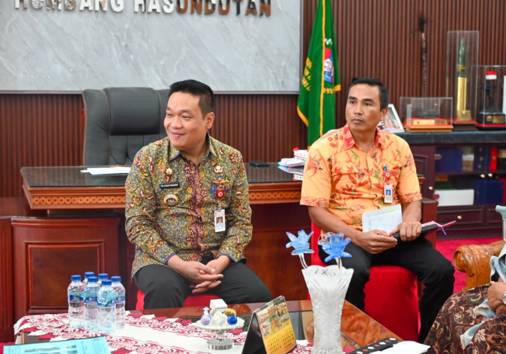 Bupati Humbahas Sambut Hangat  Kunjungan Jemaat dan Panitia Pembangunan HKI Bahalimbalo Paranginan