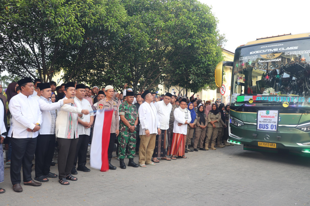 Bupati lepas Calon Jemaah Haji Paluta Sebanyak 106 Orang.