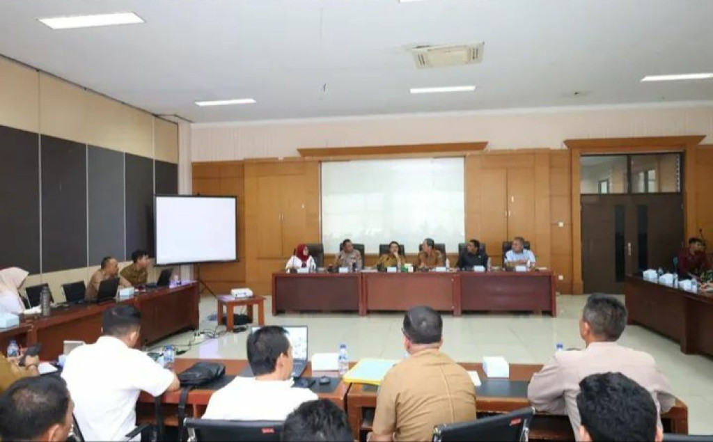 Bupati Paluta Pimpin Rapat Penyelesaian Sengketa Lahan Masyarakat dengan Perusahaan