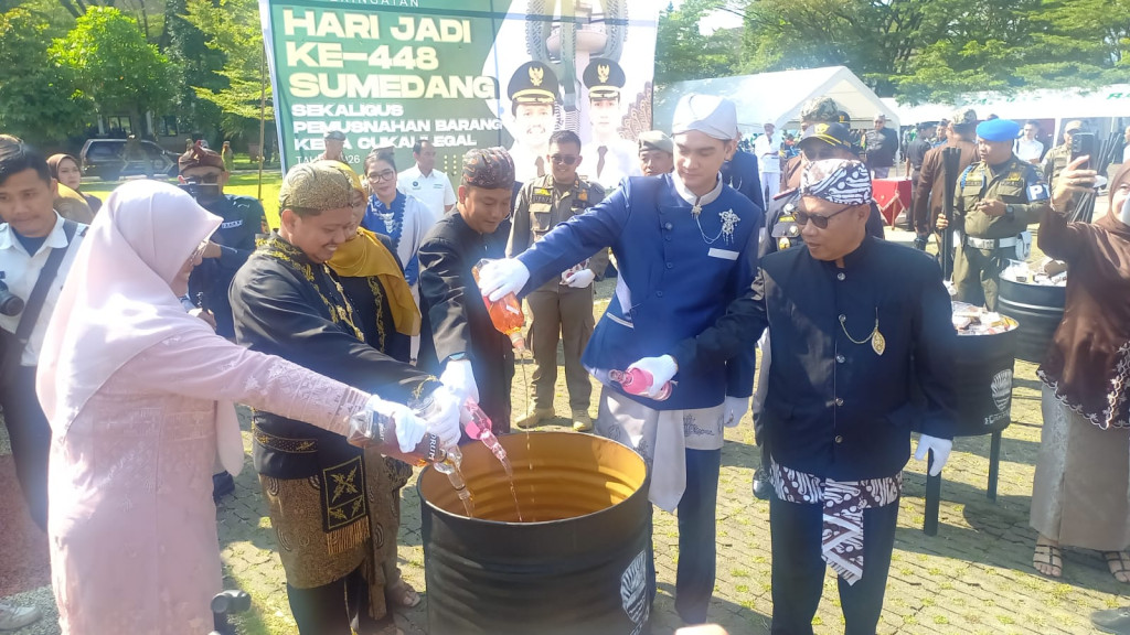 Bupati Sumedang Pimpin Upacara Hari Jadi ke-448, Kenakan Pakaian Adat Sunda