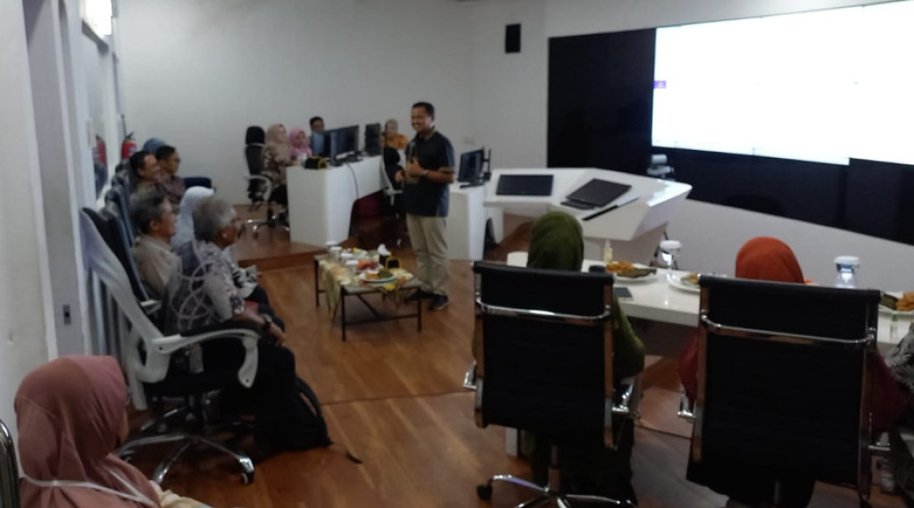 Bupati Sumedang Terima Kunjungan Delegasi Guru dan Dosen dari Malaysia di PPS Command Center