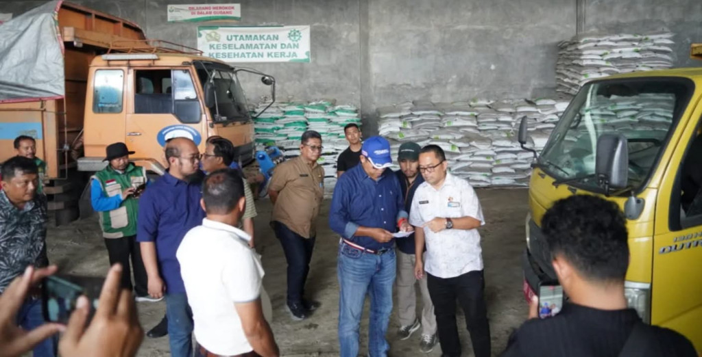 Bupati Taput Sidak Tinjau Gudang Pupuk Bersubsidi di Siborongborong