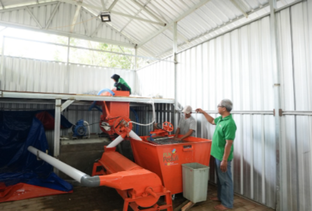 Dari Sungai ke Nilai Ekonomi: Transformasi Bank Sampah Kampung Tape Bersama PLN Electricity Services