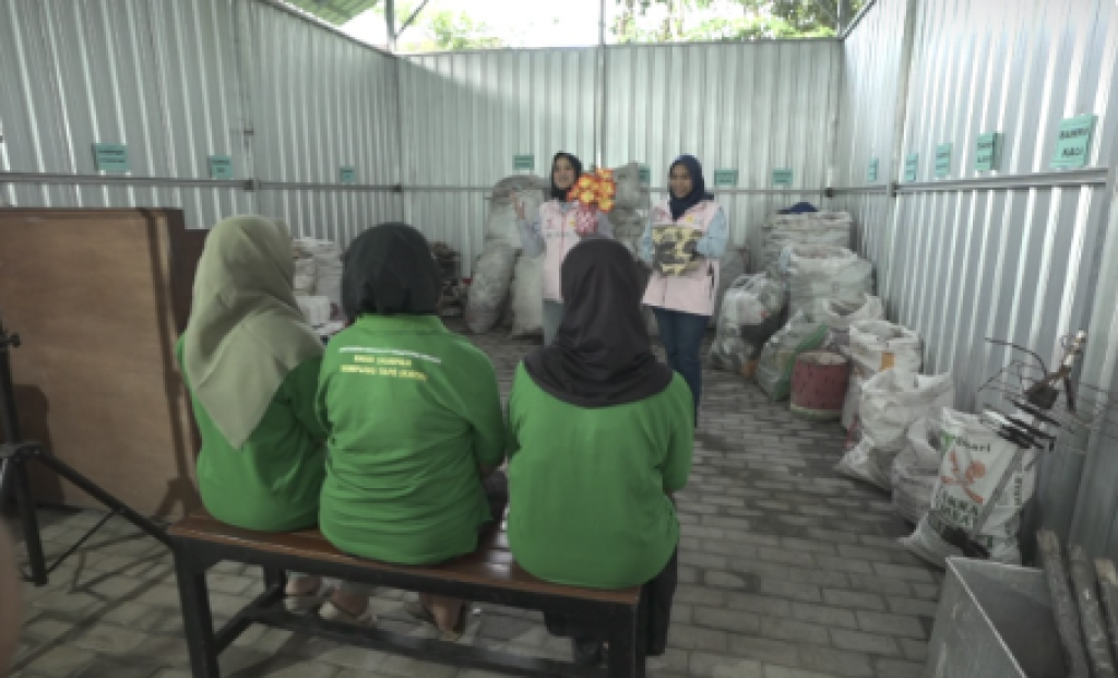 Dari Sungai ke Rupiah: Transformasi Bank Sampah Kampung Tape Bersama PLN Electricity Services