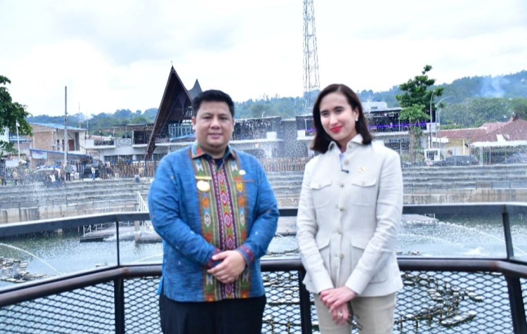 Di Kunjungan Menteri Pariwisata Ke Samosir, Bupati Samosir Serahkan Proposal Guna Pengembangan Pariwisata Samosir