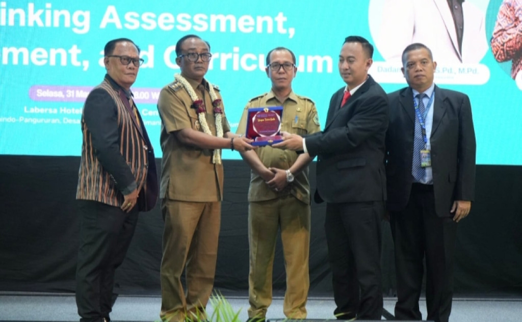 Di Pembukaan Pelatihan Bagi Kepala Sekolah dan Guru Wabub Samosir Menekankan Pentingnya Adaptasi Terhadap Perkembangan Teknologi, Khususnya Dalam Dunia Pendidikan