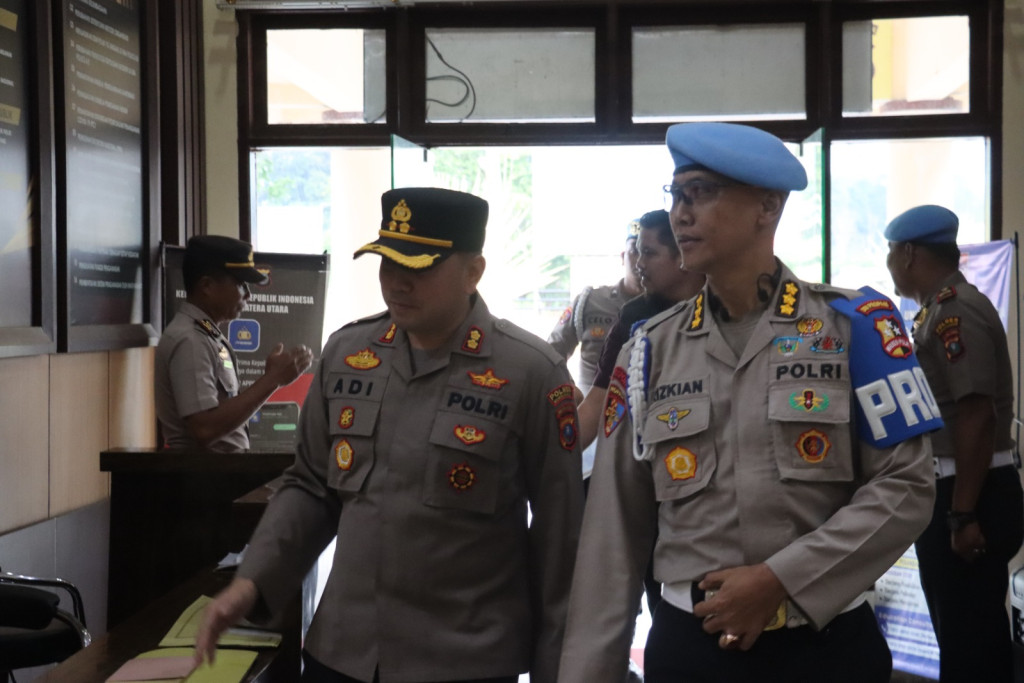 Divpropam Polri Didampingi Kapolres Humbahas Lakukan Pemeriksaan Senjata Api.